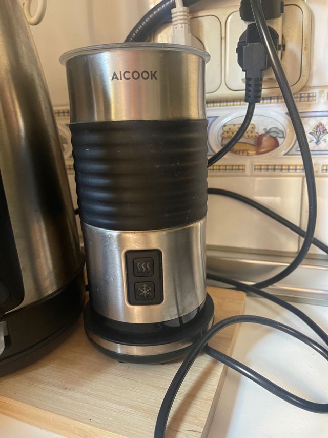 Cafetera Nespresso + Espumador de leche