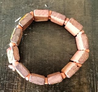 Antigua pulsera de madera religiosa