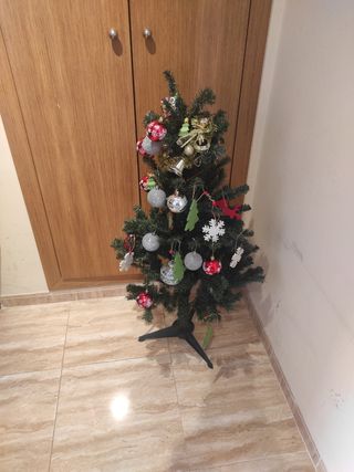 REBAJADO Arbol navideño con decoración de 120cms