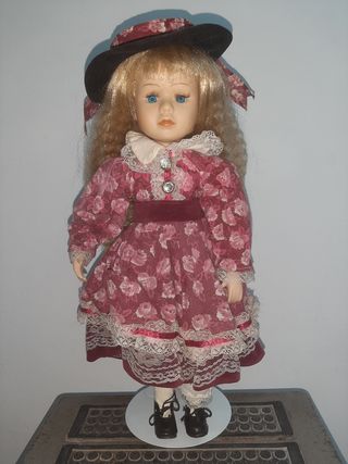 muñeca antigua con piezas porcelana