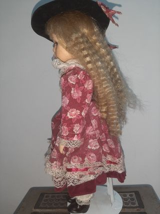 muñeca antigua con piezas porcelana