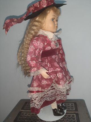 muñeca antigua con piezas porcelana
