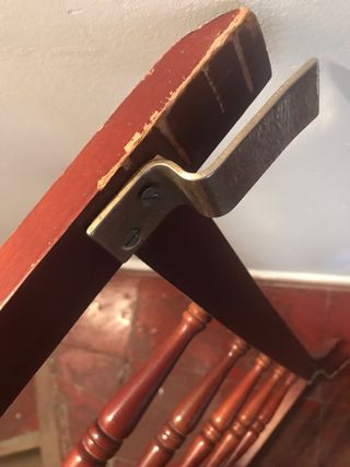 barrera y escalera de camas literas antiguas. 