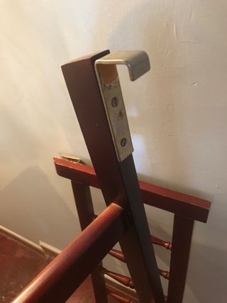 barrera y escalera de camas literas antiguas. 