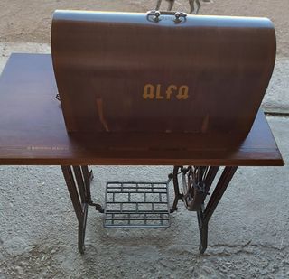 Máquina de coser antigua Alfa