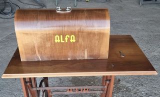 Máquina de coser antigua Alfa