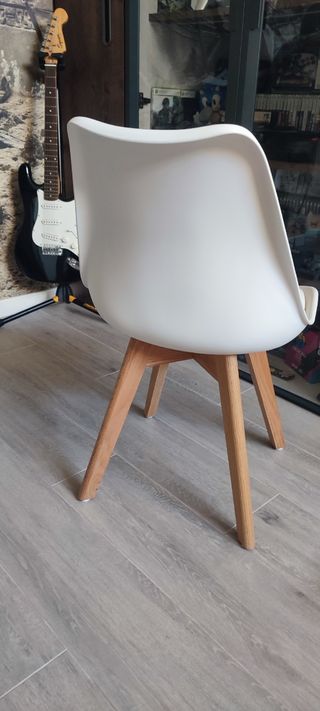 Silla polipropileno blanca asiento polipiel.