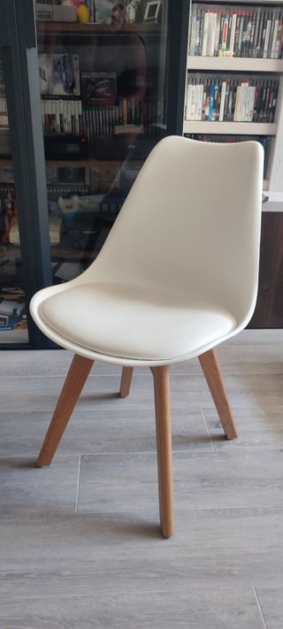 Silla polipropileno blanca asiento polipiel.