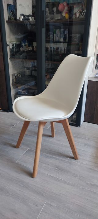 Silla polipropileno blanca asiento polipiel.