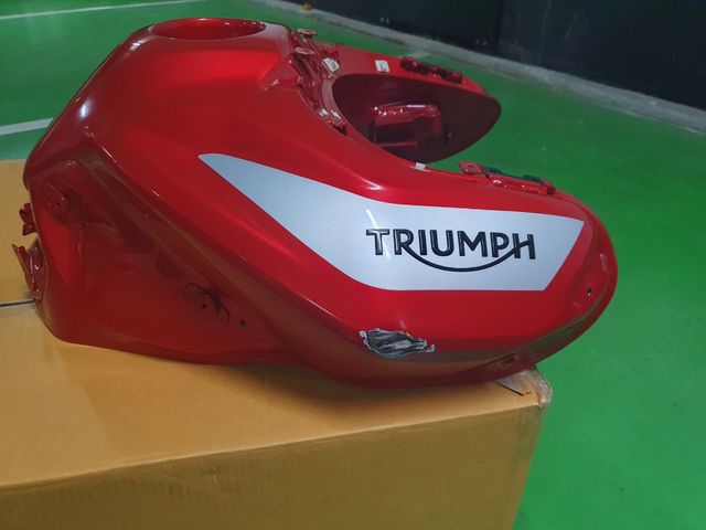 DEPOSITO DE COMBUSTIBLE TRIUMPH TIGER 900