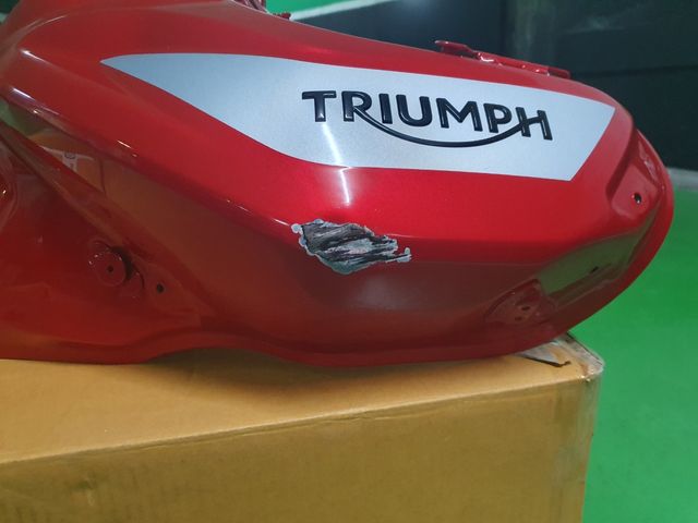 DEPOSITO DE COMBUSTIBLE TRIUMPH TIGER 900