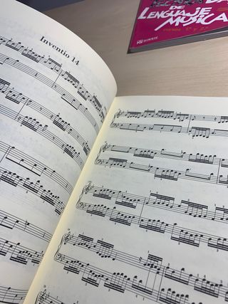 J. S. Bach. Invenciones y simfonias.Libro de piano