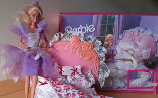 Barbie con su cama. Seminueva.