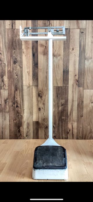 Báscula o peso de consulta médica vintage.