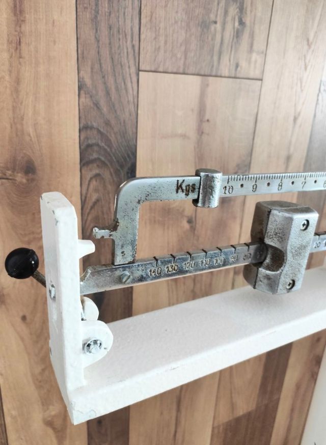 Báscula o peso de consulta médica vintage.