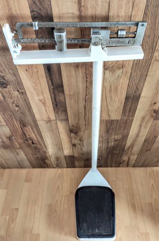 Báscula o peso de consulta médica vintage.