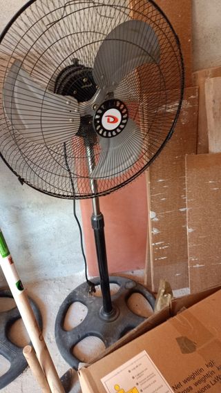 Dos ventiladores de pie