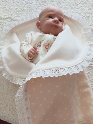 bebes reborn con arruyo y baberos