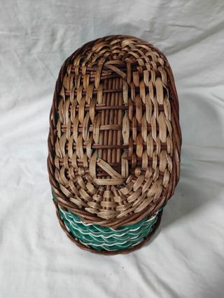 Cesta de mimbre y de plástico trenzado