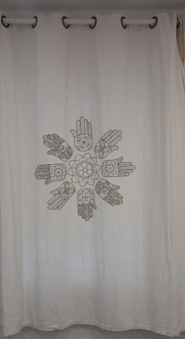 Cortina aloja do gato preto