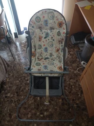 Trona con bandeja plegable