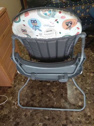 Trona con bandeja plegable