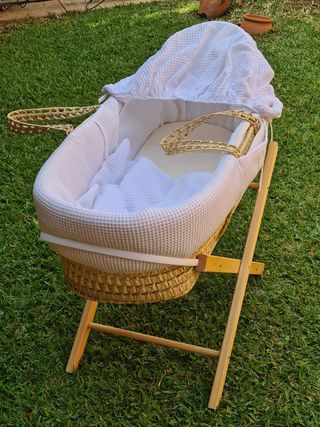 Cuna de bebé moisés
