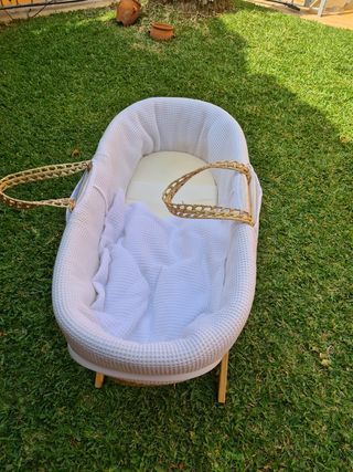 Cuna de bebé moisés