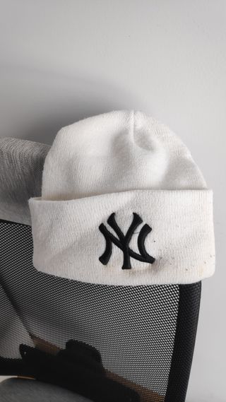 Gorro de lana blanco NY.