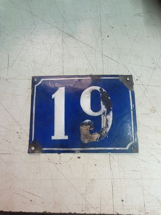 cartel de número antiguo para puerta