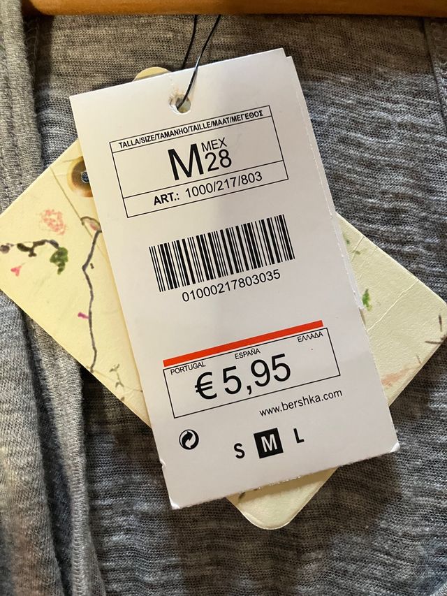 T-shirt Zara con etichetta