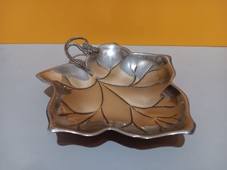 Antigua bandeja en forma de hoja
