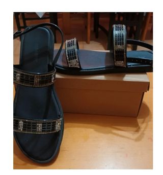 Sandalias negras y plateadas uso diario