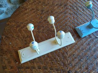 Perchas de madera y forja