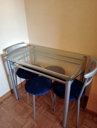 Mesa y sillas
