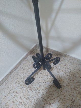 Mesa de cristal y hierro forjado artesan