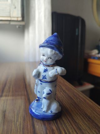 Figura de porcelana de niño con perrito