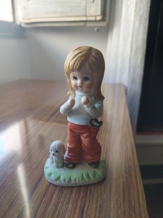 Figura de porcelana de niña con perrito