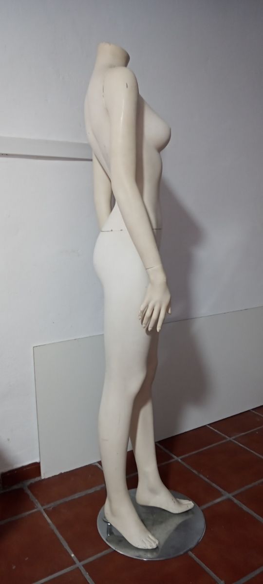 Maniquí de cuerpo entero. Blanco