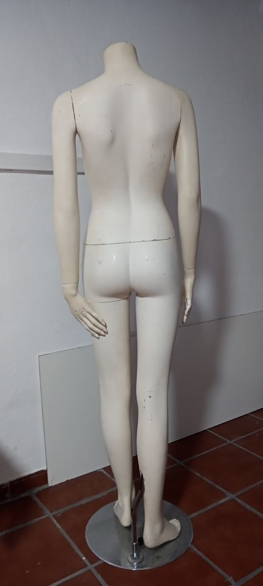 Maniquí de cuerpo entero. Blanco