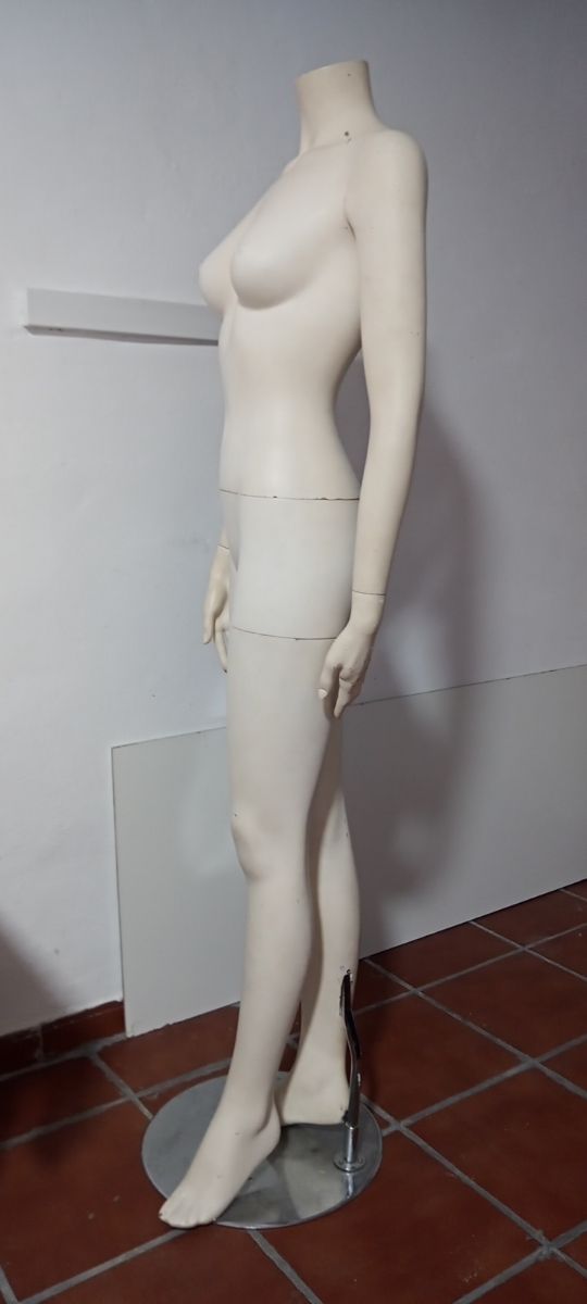 Maniquí de cuerpo entero. Blanco