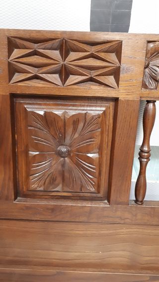 Letto massiccio intagliato di 1,05 metri.