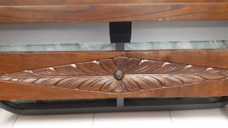 Letto massiccio intagliato di 1,05 metri.