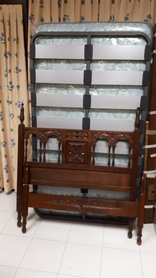 Letto massiccio intagliato di 1,05 metri.