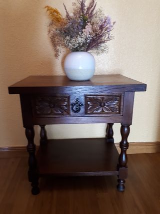 Letto massiccio intagliato di 1,05 metri.