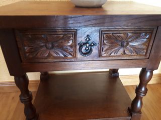 Letto massiccio intagliato di 1,05 metri.