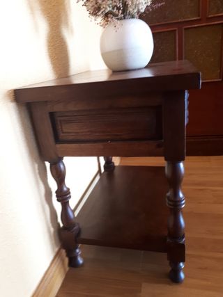 Letto massiccio intagliato di 1,05 metri.