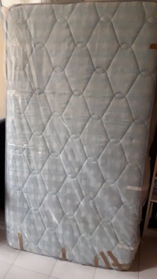 Letto massiccio intagliato di 1,05 metri.