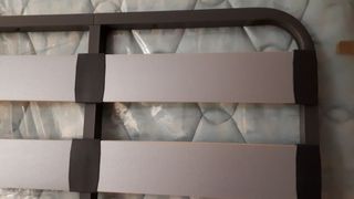 Letto massiccio intagliato di 1,05 metri.