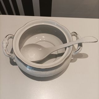Sopera con borde de plata con plato y cucharon